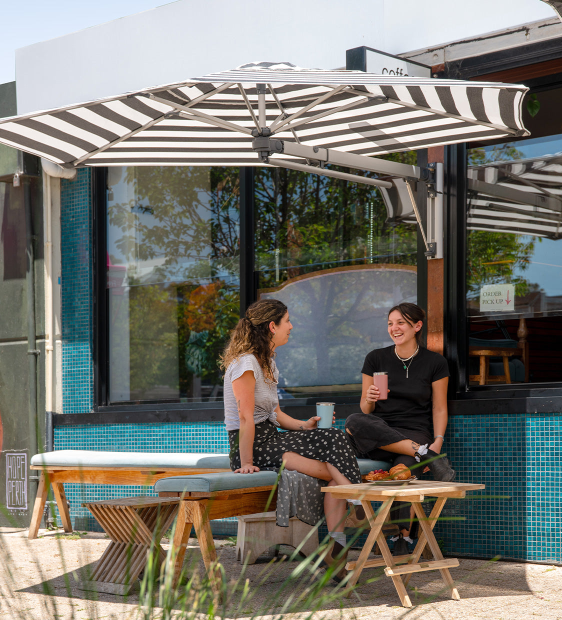 Choosing the right sun umbrella for your boutique café